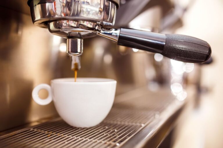 Tazzina di caffè espresso: quanta caffeina in un caffè