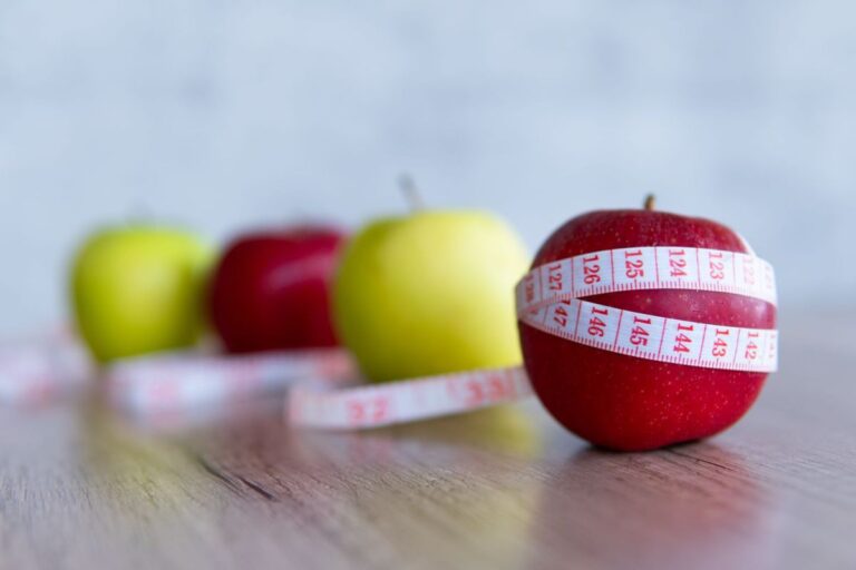 Mele con metro - ferita da umiliazione: consigli alimentari se hai la forma del corpo a mela