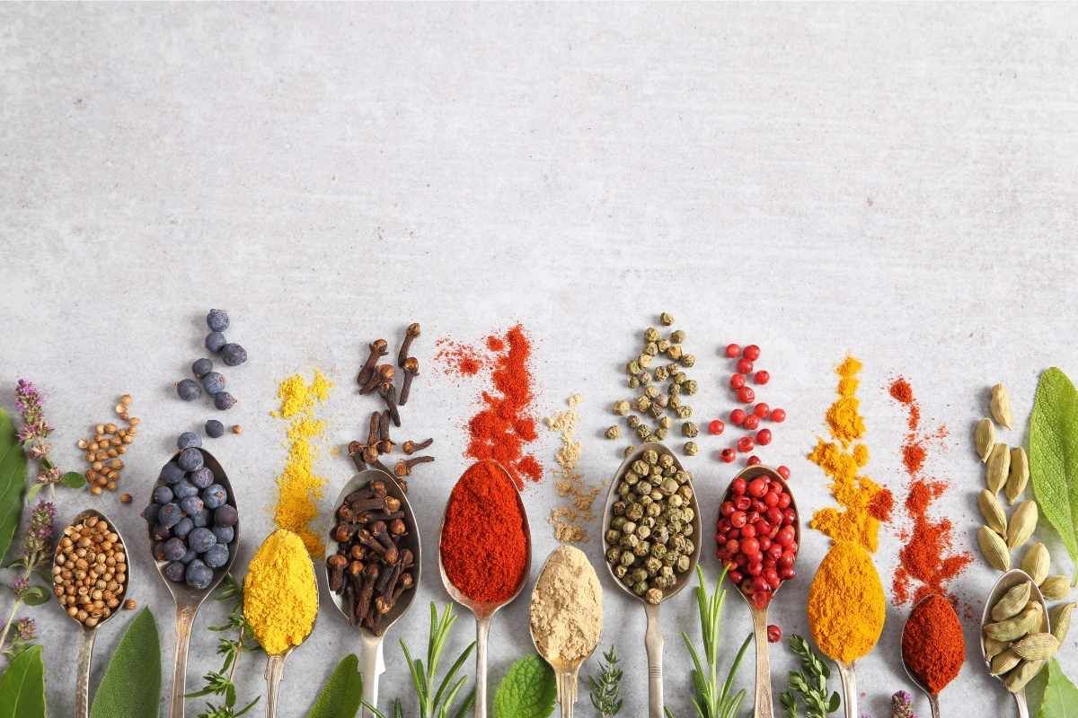 Cucchiai con spezie: erbe aromatiche e spezie