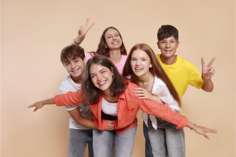 Adolescenti sorridenti - Alimentazione e adolescenza
