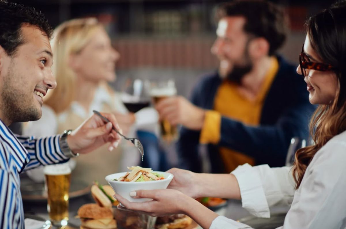 Persone che mangiano insieme - Cosa mangiare fuori casa a dieta?